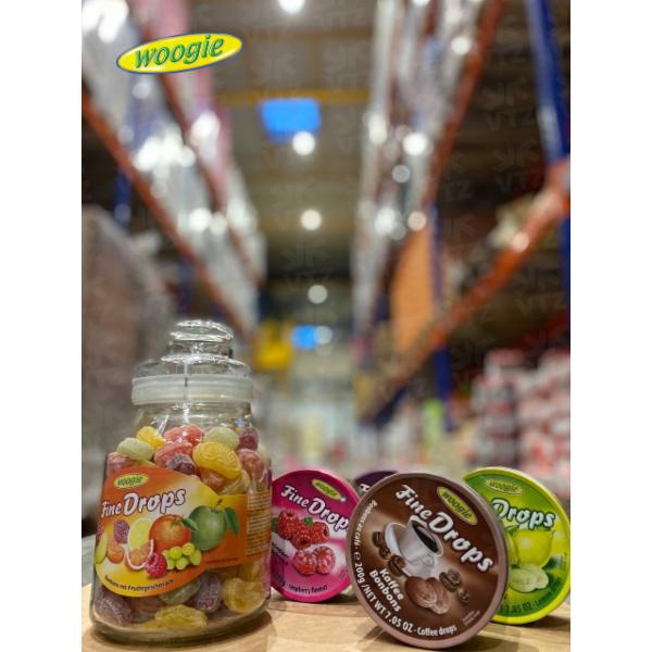 Woogie Marshmallows Pink&White 200 g, Woogie з апельсиновим смаком 200 g, Woogie з вишневим смаком 200 g, Woogie з малиновим смаком 200 g, Woogie з яблучним смаком 200 g, Woogie зі смаком лимону та апельсину 175 g, Woogie зі смаком лісових ягід 200 g, Woogie з фруктовим міксом 200 g, Woogie з лимонним смаком 200 g, Woogie з м'ятним смаком 200 g, Woogie з кавовим смаком 200 g, Woogie BVB Cola und Zitronenbonbons (Кола і Лимон) 200 g, Woogie FC Bayern München 200 g, Woogie PSG (Фруктовий мікс) 200 g, Woogie Кольорові кульки (28 шт) 70 g, Woogie Фруктовий мікс 966 g, Woogie Фруктовий мікс 300 g, Woogie з екзотичними фруктами 200 g